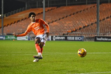 Blackpool 'dan Takudzwa Gwanzura, Liverpool' dan Harvey Davies tarafından 6 Kasım 2024 'te Bloomfield Road, Blackpool' da Liverpool U21 'e karşı oynanan Bristol Street Motors Kupası karşılaşmasında kurtarıldı.