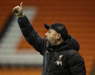 Liverpool U21 'in baş antrenörü Barry Lewtas takımına 6 Kasım 2024' te Bloomfield Road, Blackpool, İngiltere 'de oynanan Bristol Street Motors Kupası karşılaşmasında Blackpool-Liverpool U21 maçında talimat verdi.