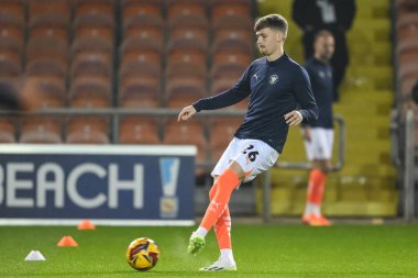 Blackpool 'dan Zac Ashworth Bristol Street Motors Kupası öncesi ısınma maçında Liverpool U21' e karşı Bloomfield Road, Blackpool, İngiltere, 6 Kasım 2024