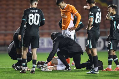 Blackpool 'dan Jake Beesley, Bristol Street Motors Kupası' nda Liverpool U21 'e karşı Bloomfield Road, Blackpool, 6 Kasım 2024' te oynanan karşılaşmada tedavi görüyor.