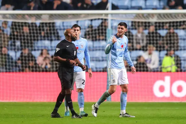 Coventry City 'den Bobby Thomas, Coventry Building Society Arena, Coventry, İngiltere, 6 Kasım 2024' te oynanan Sky Bet Şampiyonası maçında Jerry Yates 'in oynadığı gol sonrasında hakem Sam Allison' a başvurdu.