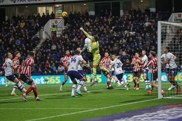 Preston North End 'den Freddie Woodman, 6 Kasım 2024 Deepdale, Preston, Birleşik Krallık' ta Preston North End Sunderland 'e karşı oynanan Sky Bet Şampiyonası maçında topu açık bir şekilde atıyor.