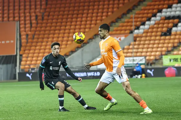 Blackpool 'dan Ashley Fletcher 6 Kasım 2024' te Bloomfield Road, Blackpool 'da Liverpool U21' e karşı oynanan Bristol Street Motors Kupası karşılaşmasında topu kontrol ediyor.
