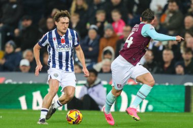 West Bromwich Albion takımından Callum Styles, 7 Kasım 2024 'te West Bromwich Albion' a karşı Burnley 'nin oynadığı The Hawthorns, West Bromwich, İngiltere' de oynanan Sky Bet Şampiyonası maçında topu ileri taşıyor.