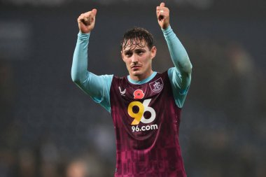 Burnley 'den Connor Roberts, 7 Kasım 2024' te The Hawthorns, West Bromwich, İngiltere 'de oynanan West Bromwich Albion vs Burnley maçından sonra gezgin taraftarlara jest yapıyor.