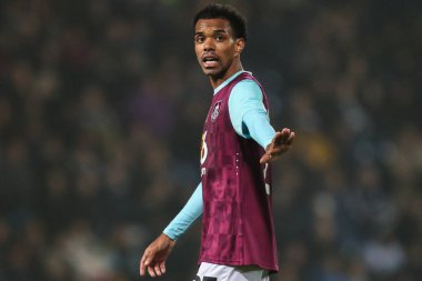 Burnley 'den Lucas Pires, 7 Kasım 2024' te İngiltere 'nin Hawthorns şehrinde oynanan West Bromwich Albion-Burnley maçında takım arkadaşlarına talimat veriyor.