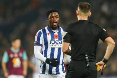 West Bromwich Albion 'dan Josh Maja, 7 Kasım 2024' te İngiltere 'nin Hawthorns kentinde oynanan Sky Bet Şampiyonası' nda West Bromwich Albion-Burnley maçında hakem Tom Nield ile konuştu.