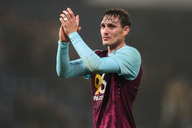 Burnley 'den Connor Roberts, 7 Kasım 2024' te İngiltere 'nin Hawthorns kentinde oynanan West Bromwich Albion-Burnley maçından sonra gezgin taraftarları alkışlıyor.