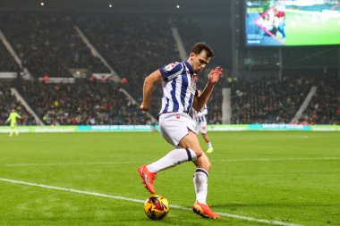 West Bromwich Albion takımından Jayson Molumby, 7 Kasım 2024 'te West Bromwich Albion-Burnley maçında topu kontrol ediyor.
