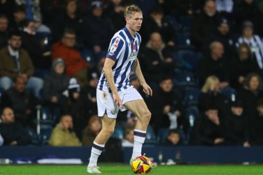West Bromwich Albion 'dan Torbjrn Heggem, 7 Kasım 2024' te İngiltere 'de The Hawthorns, West Bromwich' de West Bromwich Albion 'a karşı oynanan Sky Bet Şampiyonası maçında iş başında.