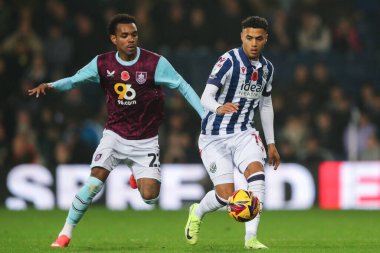 West Bromwich Albion 'dan Lewis Dobbin, Burnley' li Lucas Pires 'ın 7 Kasım 2024' te The Hawthorns, West Bromwich, İngiltere 'de oynanan Sky Bet Şampiyonası maçı sırasında baskısı altında.