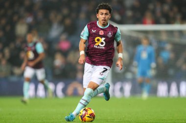 Burnley 'den Jeremy Sarmiento, 7 Kasım 2024' te İngiltere 'nin Hawthorns kentinde oynanan West Bromwich Albion-Burnley maçında topla birlikte ilerliyor.