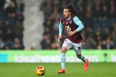 Burnley takımından Luca Koleosho, 7 Kasım 2024 'te West Bromwich Albion, The Hawthorns, West Bromwich, İngiltere' de Burnley 'e karşı oynanan Gökyüzü İddia Şampiyonası maçında topu aldı.