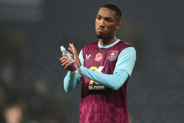 Burnley 'den Jaidon Anthony, 7 Kasım 2024' te Hawthorns, West Bromwich, İngiltere 'de oynanan West Bromwich Albion-Burnley maçından sonra gezgin taraftarları alkışlıyor.