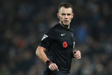 Hakem Tom Nield, Sky Bet Şampiyonası maçında West Bromwich Albion, Burnley 'e karşı The Hawthorns, West Bromwich, İngiltere, 7 Kasım 2024