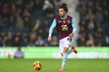 Burnley takımından Luca Koleosho, 7 Kasım 2024 'te West Bromwich Albion, The Hawthorns, West Bromwich, İngiltere' de Burnley 'e karşı oynanan Gökyüzü İddia Şampiyonası maçında topu aldı.