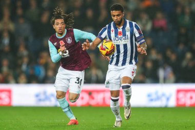 West Bromwich Albion 'dan Darnell Furlong, Burnley' li Luca Koleosho 'nun 7 Kasım 2024' te The Hawthorns, West Bromwich, İngiltere 'de oynanan Sky Bet Şampiyonası maçı sırasında baskısı altında.