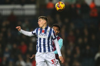 West Bromwich Albion 'dan Tom Fellows ve Burnley' den Lucas Pires, 7 Kasım 2024 'te The Hawthorns, West Bromwich, Birleşik Krallık' ta West Bromwich Albion 'a karşı oynadıkları Sky Bet Şampiyonası maçında top için savaştılar.
