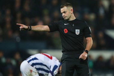 Hakem Tom Nield, Burnley 'li Jaidon Anthony' nin 7 Kasım 2024 'te The Hawthorns, West Bromwich, İngiltere' de oynanan Sky Bet Şampiyonası maçında attığı faul için 0-1 'lik skora izin vermiyor.
