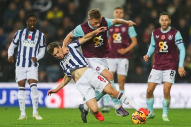 Burnley 'den Zian Flemming, West Bromwich Albion' dan Jayson Molumby 'nin 7 Kasım 2024' de The Hawthorns, West Bromwich, Birleşik Krallık 'ta oynadığı West Bromwich Albion-Burnley maçında faul yaptı.