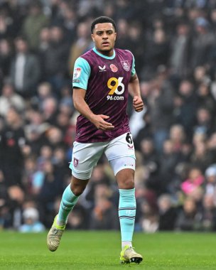 Burnley takımından CJ Egan-Riley 10 Kasım 2024 'te Burnley, Burnley City' ye karşı Turf Moor, Burnley, Birleşik Krallık 'ta oynanan Gökyüzü İddia Şampiyonası maçında