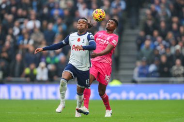 Tottenham Hotspur 'dan Destiny Udogie, Premier League' de Tottenham Hotspur ile Ipswich Town arasındaki 10 Kasım 2024 'te Londra' daki Tottenham Hotspur Stadyumu 'nda oynanan maçta Ipswich Town' dan Ben Johnson ile top mücadelesi veriyor.