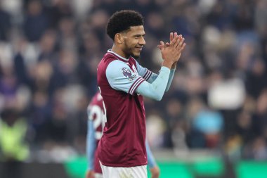 West Ham 'dan Jean-Clair Todibo, Premier League maçından sonra taraftarları Londra Stadyumu' nda West Ham United 'a karşı Everton maçında alkışlıyor.