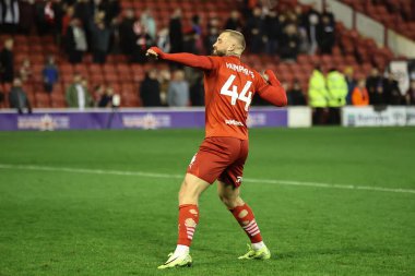 Barnsley 'den Stephen Humphrys, Barnsley taraftarlarıyla 8 Kasım 2024' te Oakwell, Barnsley, İngiltere 'de oynanan Sky Bet 1 maçında 2-0' lık galibiyeti kutluyor.