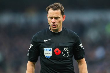 Hakem Darren England Premier Lig maçı sırasında Tottenham Hotspur, Ipswich Town 'a karşı Tottenham Hotspur Stadyumu, Londra, 10 Kasım 2024
