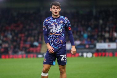 Blackpool 'dan Rob Apter, 9 Kasım 2024' te İngiltere 'deki Gaughan Group Stadyumu' nda oynanan Gökyüzü İddia Ligi 1 karşılaşmasında izliyor.