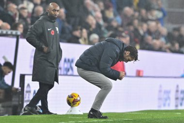 Burnley 'nin Scott Parker teknik direktörü, Burnley' nin 10 Kasım 2024 'te Burnley' e karşı oynadığı Turf Moor, Burnley 'deki Sky Bet Şampiyonası maçında tam zamanlı sonucu kutluyor.