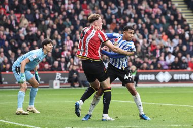 Sheffield United 'dan Harry Souttar ve Sheffield Charles Çarşamba günü Sheffield United ile Sheffield, Sheffield, Birleşik Krallık' ta 10 Kasım 2024 'te oynanan Çarşamba günü oynanan Gökyüzü İddia Şampiyonası karşılaşmasında top için mücadele ettiler.