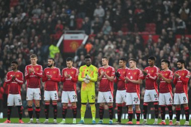 Manchester United oyuncuları, Manchester United 'ın 10 Kasım 2024 tarihinde Old Trafford, Manchester, Birleşik Krallık' ta oynadığı Premier League karşılaşmasının önünde kişisel resifleri alkışlıyor.