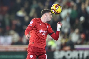 Barnsley takımından Corey O 'Keeffe, 8 Kasım 2024' te Oakwell, Barnsley, İngiltere 'de oynanan Sky Bet 1 karşılaşmasında Barnsley ile Rotherham United karşı karşıya geldi.