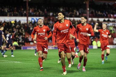 Barnsley 'den Jon Russell, 8 Kasım 2024' te Oakwell, Barnsley, İngiltere 'de oynanan Sky Bet Lig 1 maçında 1-0' lık galibiyetini kutluyor.