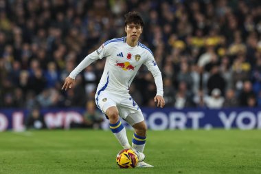 Leeds United takımından Ao Tanaka, 9 Kasım 2024 'te Leeds Road, Leeds, İngiltere' de oynanan Leeds United-Queens Park Rangers maçında topu aldı.