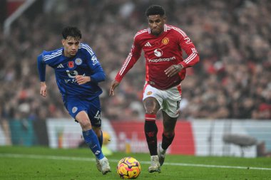 Manchester United takımından Marcus Rashford, Manchester United ile Leicester City maçında 10 Kasım 2024 'te Old Trafford, Manchester, İngiltere' de top yakaladı.