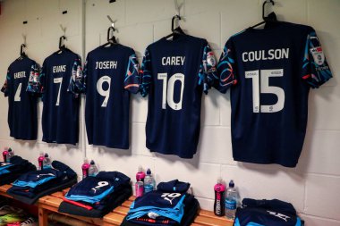 Blackpool tişörtleri, 9 Kasım 2024 'te Londra' daki Gaughan Group Stadyumu 'nda oynanan Sky Bet 1 karşılaşmasından önce soyunma odasında sergilenmektedir.