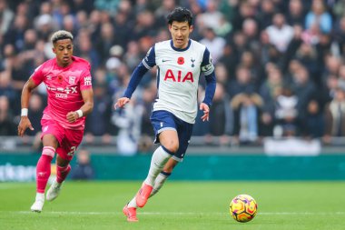 Tottenham Hotspur 'un oğlu Heung-min Premier Lig maçında Tottenham Hotspur ile Ipswich Town arasında Londra' daki Tottenham Hotspur Stadyumu, 10 Kasım 2024 tarihinde oynanan karşılaşmada topla koşuyor.