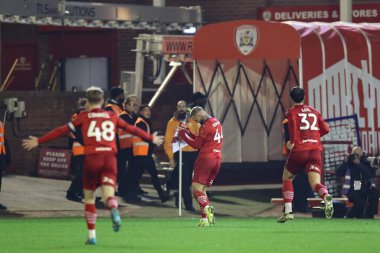 Barnsley 'den Stephen Humphrys, 8 Kasım 2024' te Oakwell, Barnsley, İngiltere 'de oynanan Sky Bet Lig 1 karşılaşmasında 2-0 kazanma hedefini kutluyor.