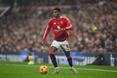 Manchester United takımından Marcus Rashford, Manchester United ile Leicester City arasındaki 10 Kasım 2024 'te oynanan Premier League maçında topa vuruyor.
