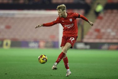 Barnsley 'den Georgie Gent topu 8 Kasım 2024' te Oakwell, Barnsley, Barnsley United 'a karşı oynanan Sky Bet 1 maçında pas veriyor.