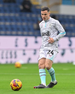 Burnley 'den Josh Cullen, 10 Kasım 2024' te Burnley, Burnley City 'de oynanan Sky Bet Şampiyonası karşılaşması öncesinde ısınıyor.
