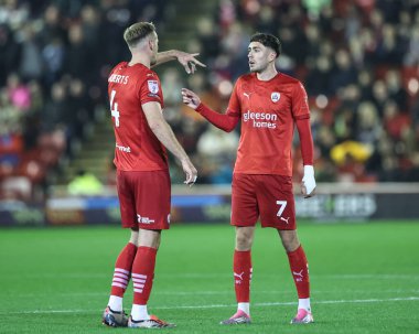 Barnsley 'den Marc Roberts, Barnsley' li Corey O 'Keeffe' e 8 Kasım 2024 'te Oakwell, Barnsley, İngiltere' de oynanan Sky Bet 1 maçı sırasında talimat verdi.