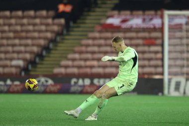 Rotherham United takımından Cameron Dawson, 8 Kasım 2024 'te Oakwell, Barnsley, Barnsley United' a karşı oynanan Sky Bet 1 karşılaşmasında serbest atış aldı.