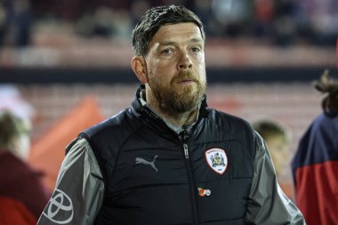 Barnsley takımının teknik direktörü Darrell Clarke 8 Kasım 2024 tarihinde Barnsley-Rotherham United maçında Oakwell, Barnsley, İngiltere 'de karşı karşıya geldi.