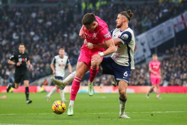 Ipswich Town 'dan George Hirst, Tottenham Hotspur' un 10 Kasım 2024 'te Tottenham Hotspur' a karşı Ipswich Town 'da oynanan Premier League karşılaşmasında Tottenham Hotspur' dan Radu Drguin 'e meydan okudu.