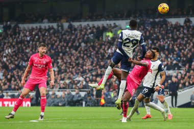 Tottenham Hotspur takımından Pape Matar Sarr, Premier League maçında Tottenham Hotspur 'a karşı Ipswich Town, Tottenham Hotspur Stadyumu, Londra, İngiltere' de 10 Kasım 2024 'te oynanan karşılaşmada topa liderlik ediyor.