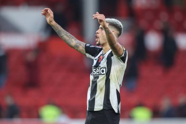 Newcastle 'dan Bruno Guimares, İngiltere' nin Nottingham şehrinde oynanan Premier League maçı Nottingham Forest 'a karşı Newcastle United maçında taraftarlarla birlikte şarkı söylüyor.