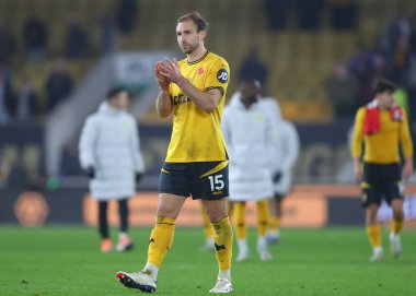 Wolverhampton Wanderers 'dan Craig Dawson, 9 Kasım 2024' te İngiltere 'nin Molineux kentinde oynanan Premier League maçında Wolverhampton Wanderers ile Southampton maçını tam zamanlı olarak alkışlıyor.